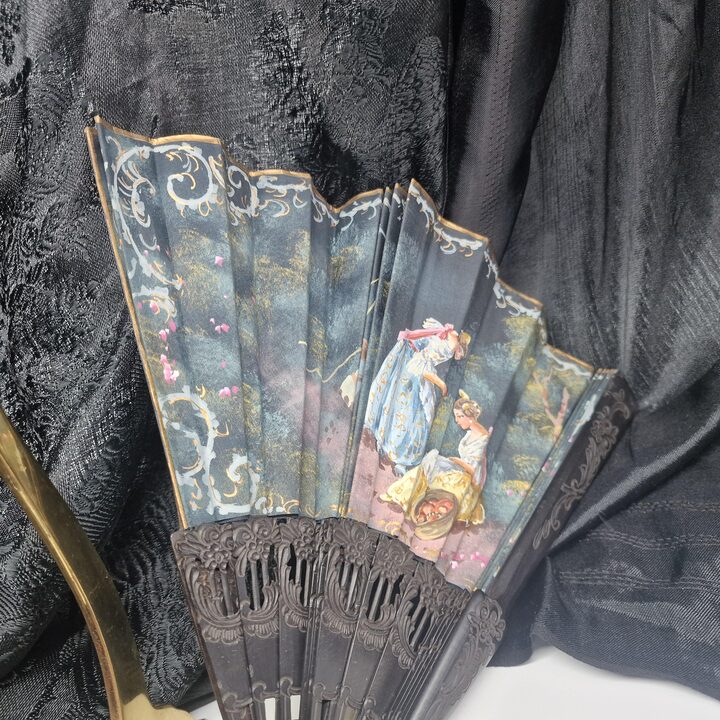 Handbemalter Galalith Fächer von V Marti, Zweiseitige Galante Szene, Spanien 1950er Jahre, Mit Originalverpackung und Etikett