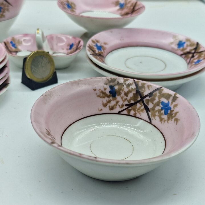 Antyczny Serwis Miniaturowy dla Lalek, Porcelana Belle Epoque, Recznie Malowane Niezapominajki, 18 Elementow, Około 1900