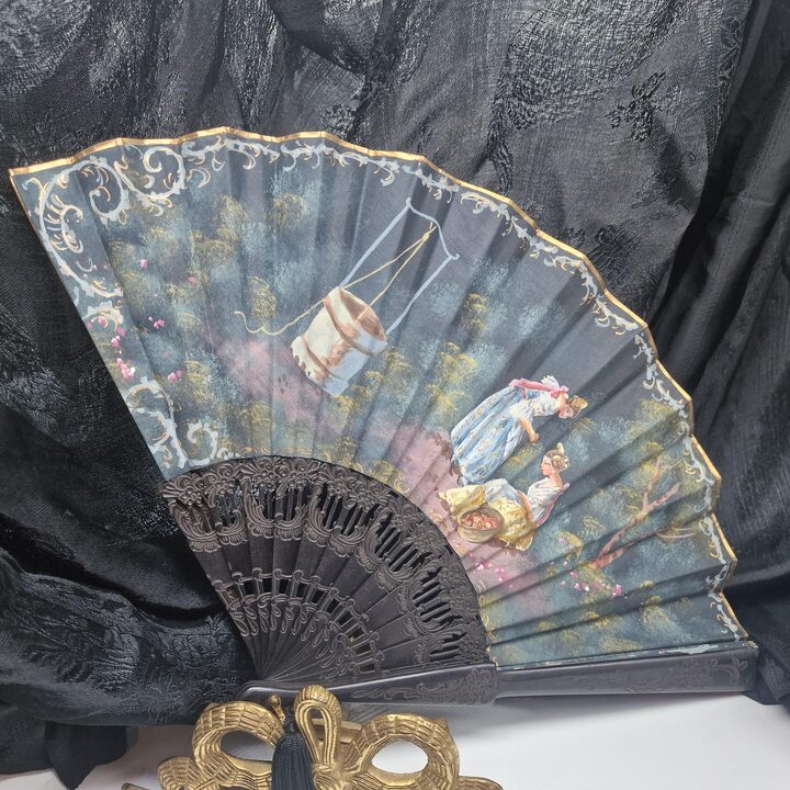 Handbemalter Galalith Fächer von V Marti, Zweiseitige Galante Szene, Spanien 1950er Jahre, Mit Originalverpackung und Etikett