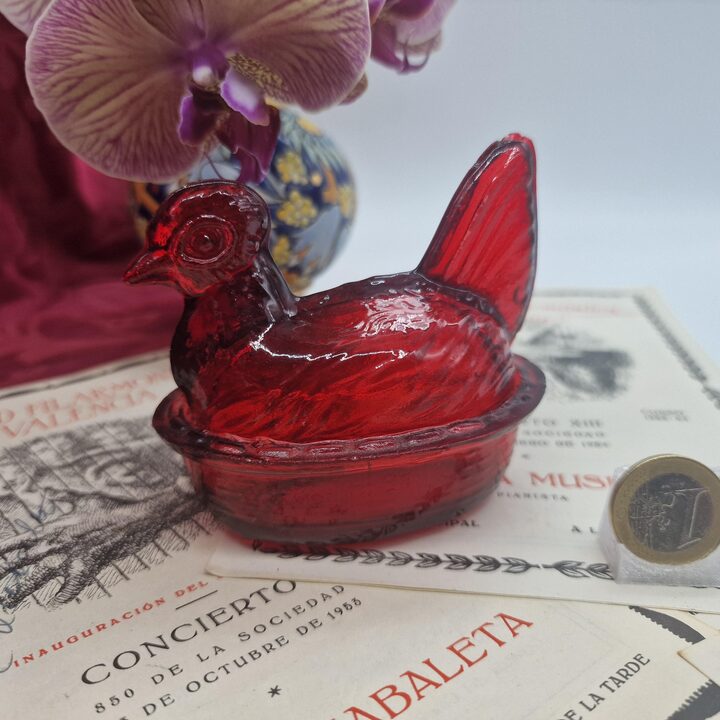 Gallina su Nido Porta Sale in Vetro Rosso, Scatolina Portagioie con Coperchio in Vetro Pressato Artigianale Vintage
