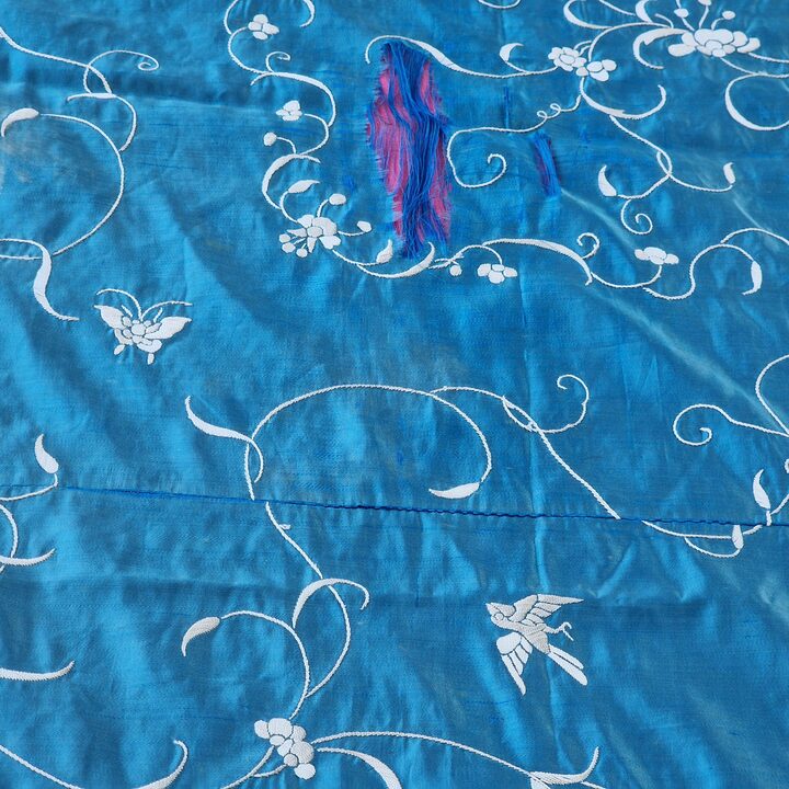 Antike Seidentagesdecke, Bestickte Decke im Manila Schal Stil, Türkisblaue Decke, Kanton Stickerei, Spätes 19 Jh zur Restaurier…