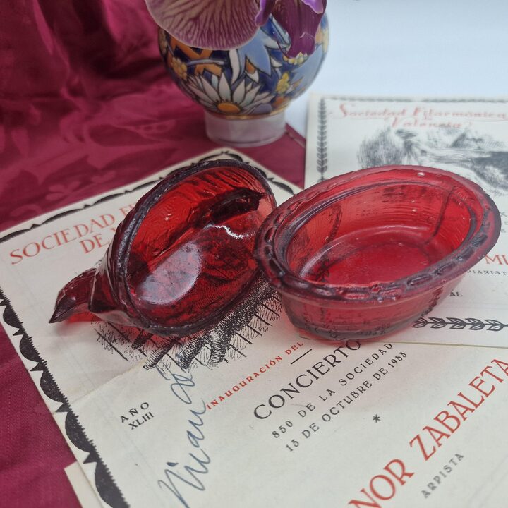 Gallina su Nido Porta Sale in Vetro Rosso, Scatolina Portagioie con Coperchio in Vetro Pressato Artigianale Vintage