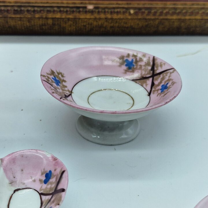 Antyczny Serwis Miniaturowy dla Lalek, Porcelana Belle Epoque, Recznie Malowane Niezapominajki, 18 Elementow, Około 1900