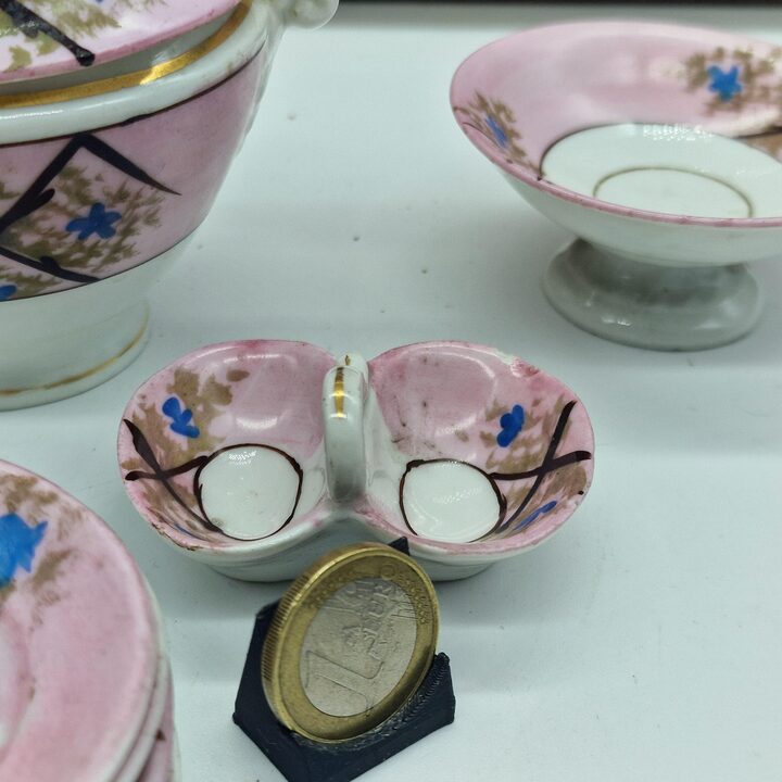 Antyczny Serwis Miniaturowy dla Lalek, Porcelana Belle Epoque, Recznie Malowane Niezapominajki, 18 Elementow, Około 1900