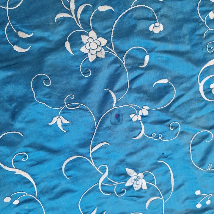 Antike Seidentagesdecke, Bestickte Decke im Manila Schal Stil, Türkisblaue Decke, Kanton Stickerei, Spätes 19 Jh zur Restaurier…