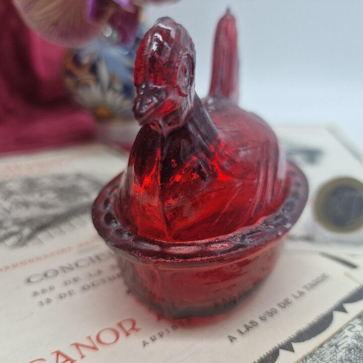 Gallina su Nido Porta Sale in Vetro Rosso, Scatolina Portagioie con Coperchio in Vetro Pressato Artigianale Vintage