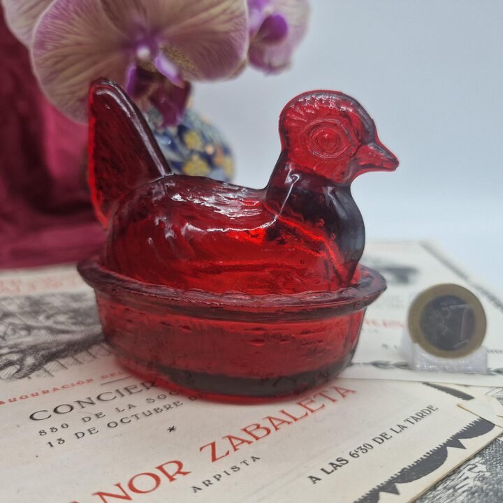 Gallina su Nido Porta Sale in Vetro Rosso, Scatolina Portagioie con Coperchio in Vetro Pressato Artigianale Vintage