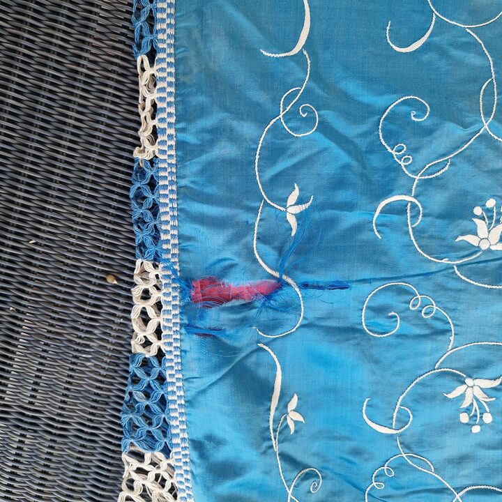 Antike Seidentagesdecke, Bestickte Decke im Manila Schal Stil, Türkisblaue Decke, Kanton Stickerei, Spätes 19 Jh zur Restaurier…