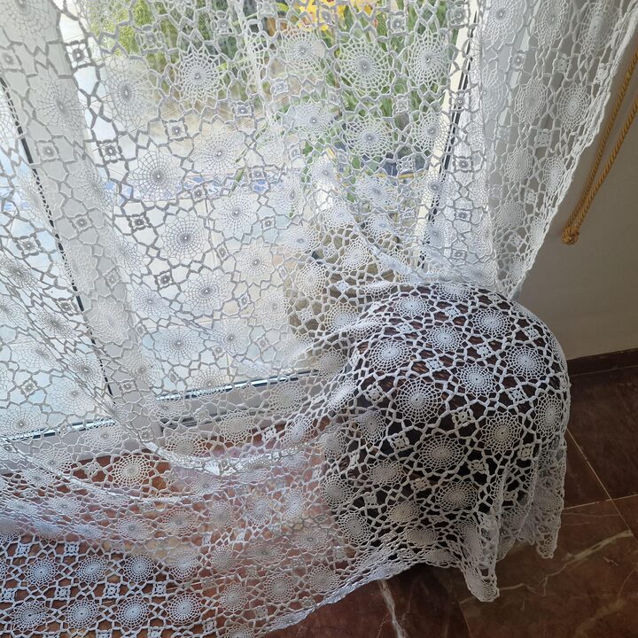 Ręcznie robiona bawełniana firana szydełkowa z początku XX wieku: Vintage panel okienny