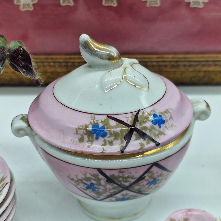 Antyczny Serwis Miniaturowy dla Lalek, Porcelana Belle Epoque, Recznie Malowane Niezapominajki, 18 Elementow, Około 1900