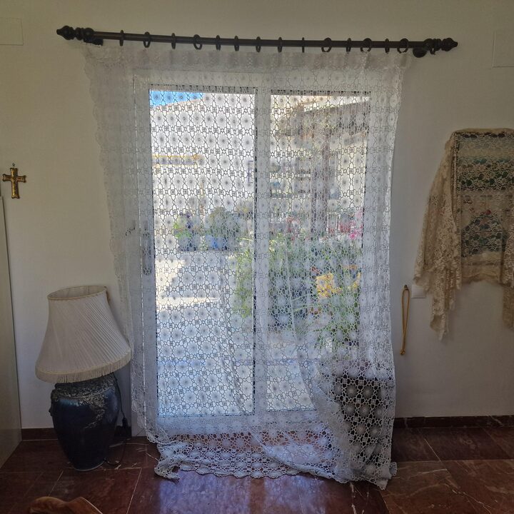 Ręcznie robiona bawełniana firana szydełkowa z początku XX wieku: Vintage panel okienny