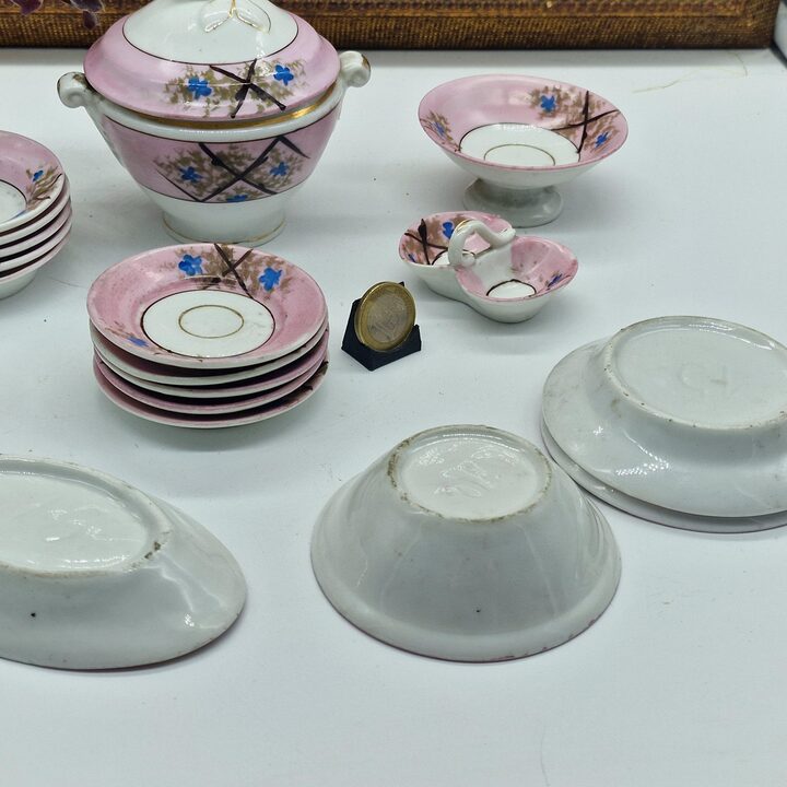 Antyczny Serwis Miniaturowy dla Lalek, Porcelana Belle Epoque, Recznie Malowane Niezapominajki, 18 Elementow, Około 1900