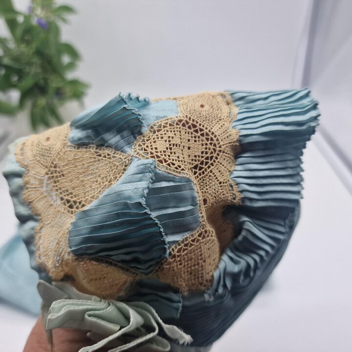 Completo Antico in Seta Blu per Neonato con Punto Smock e Pizzo Edoardiano