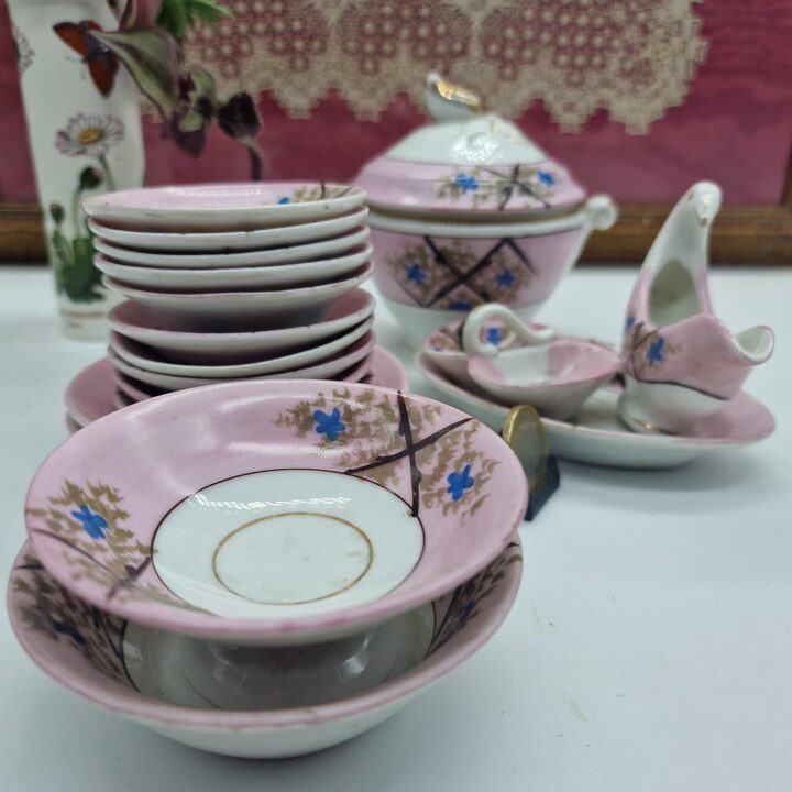Serviço de Mesa em Miniatura para Bonecas, Chá de Porcelana, Belle Époque Francesa, Miosótis Pintados à Mão, 18 Peças, Circa 19…