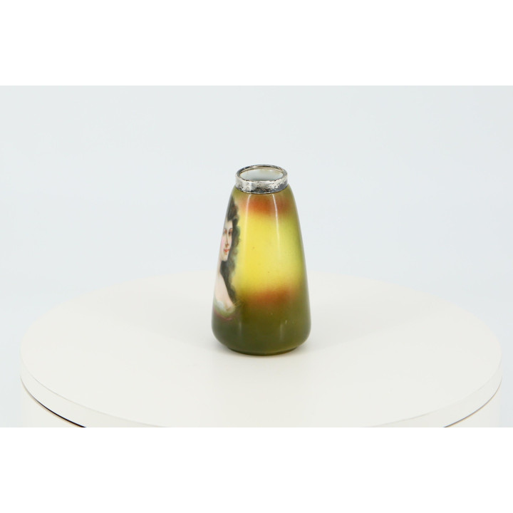 Deutsche Porzellan-Miniaturvase mit Silberrand (1930er)