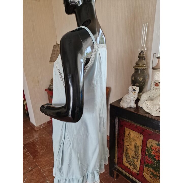 Vintage katoenen onderjurk, Handgemaakt lichtblauw nachthemd uit de jaren 50 met kant, Borst 88 cm Heupen 110 cm, Lengte 90 cm