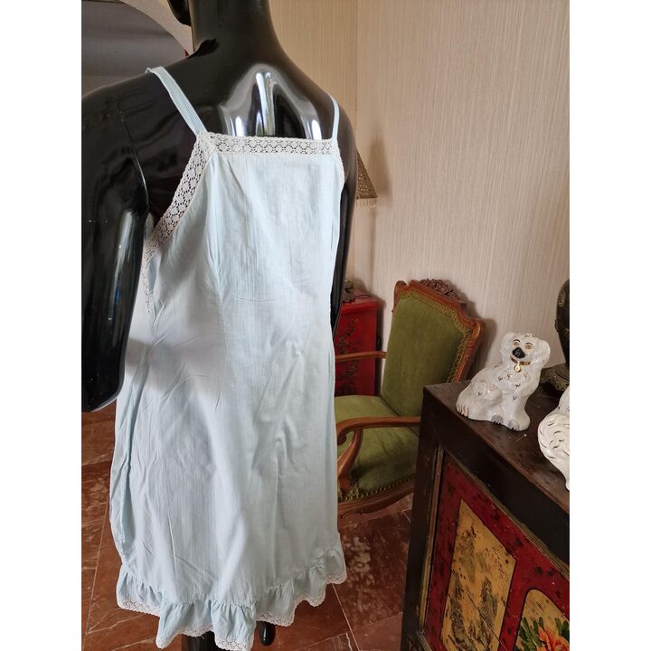Vintage katoenen onderjurk, Handgemaakt lichtblauw nachthemd uit de jaren 50 met kant, Borst 88 cm Heupen 110 cm, Lengte 90 cm