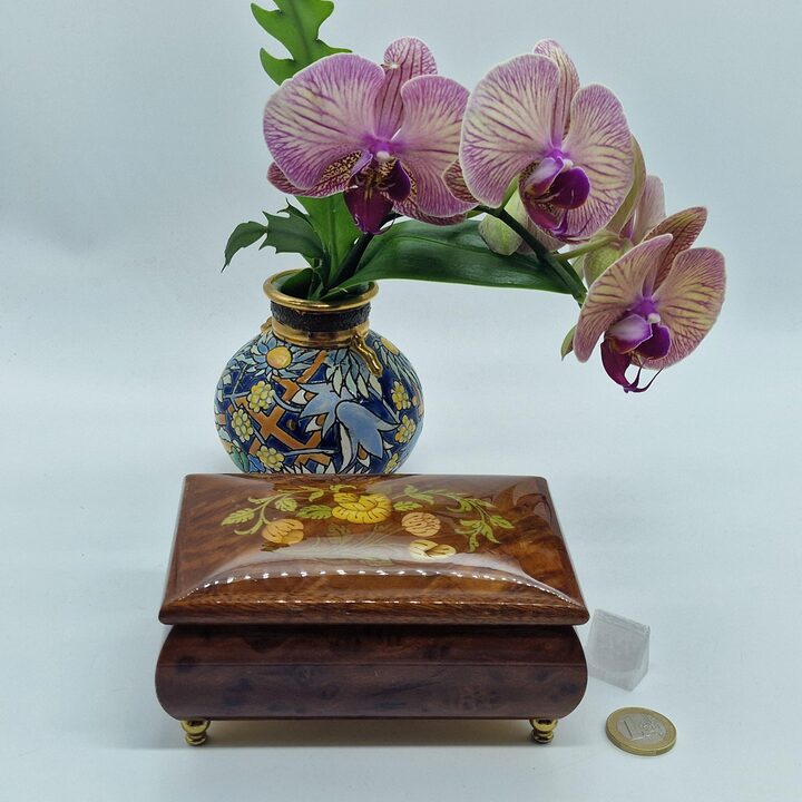 Sorrento Muziekdoos Vintage Houten Sieradendoos met Intarsia Bloemen Italiaanse Muziekdoos Melodie O Sole Mio Jaren 1980