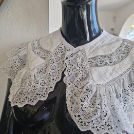 Gola de Renda Antiga e Berthe Eduardiana, Cerca de 1900 Musselina de Algodao Branco com Pregas, Capa de Noiva Vintage, Tamanho…