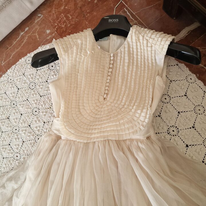 Vintage Kommunionkleid Festkleid, 100% Seide Portugal 90er Jahre Plissiertes Oberteil Elfenbein, Groesse 8 Jahre