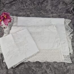 Set da Letto in Lino Antico con Pizzo a Tombolo e Monogramma Mercedes