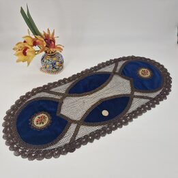 Antyczny Bieżnik z Lat 20. XX w., Niebieski Aksamit i Haft Petit Point, Brązowa Koronka, 60x30 cm
