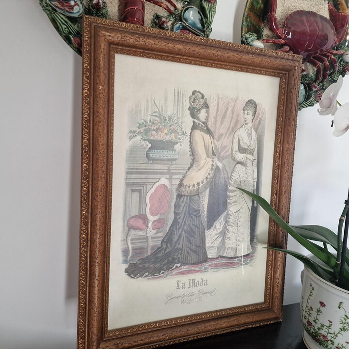 Zabytkowa rycina mody wloskiej La Moda Mediolan, kolorowana litografia stroju wiktorianskiego, oprawiony obraz z 1879 r do gabi…