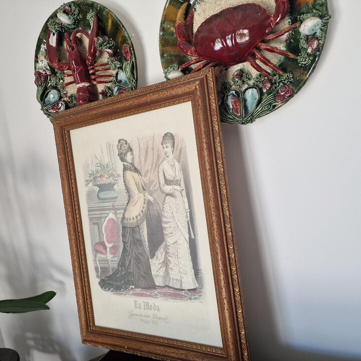 Zabytkowa rycina mody wloskiej La Moda Mediolan, kolorowana litografia stroju wiktorianskiego, oprawiony obraz z 1879 r do gabi…