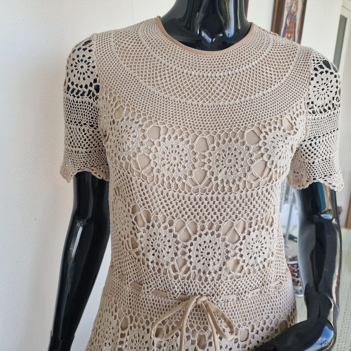Robe Crochet Vintage Midi Tricot 1970 Coton Beige Fait Main Manche Courte Dentelle Doublée Taille XS Poitrine 82cm Taille 60cm