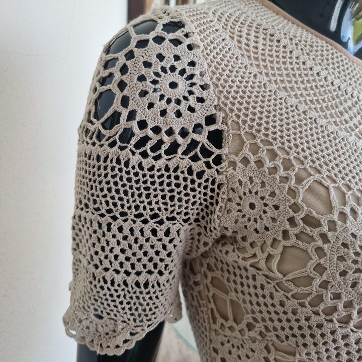 Robe Crochet Vintage Midi Tricot 1970 Coton Beige Fait Main Manche Courte Dentelle Doublée Taille XS Poitrine 82cm Taille 60cm