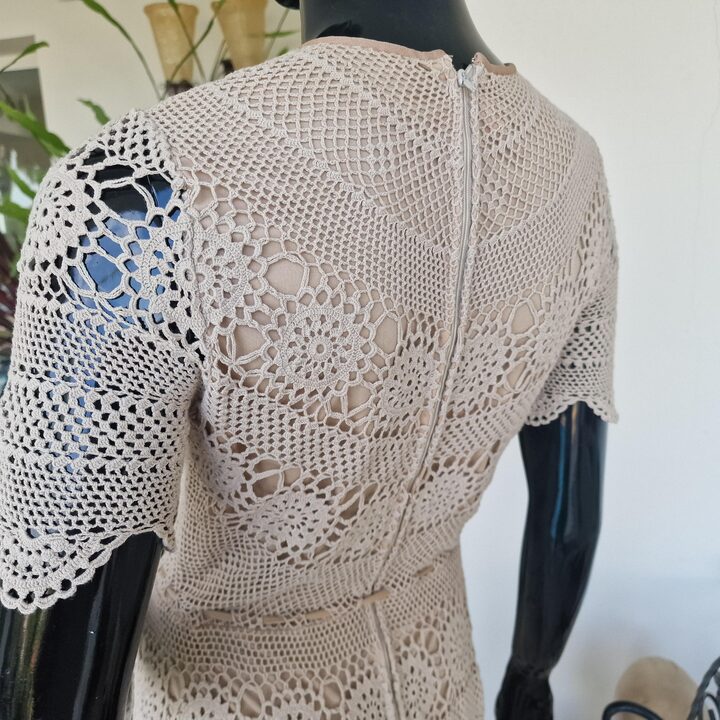 Robe Crochet Vintage Midi Tricot 1970 Coton Beige Fait Main Manche Courte Dentelle Doublée Taille XS Poitrine 82cm Taille 60cm