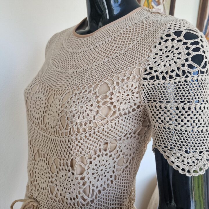 Robe Crochet Vintage Midi Tricot 1970 Coton Beige Fait Main Manche Courte Dentelle Doublée Taille XS Poitrine 82cm Taille 60cm