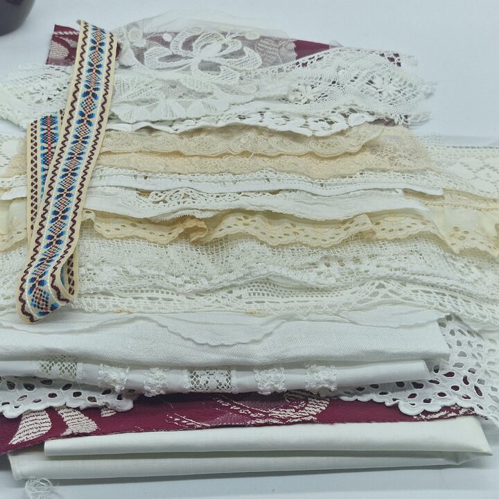 Skrawki Antycznej Koronki i Vintage Tkanin, Zestaw 22 Fragmentów Lnu i Bawełny, Slow Stitching