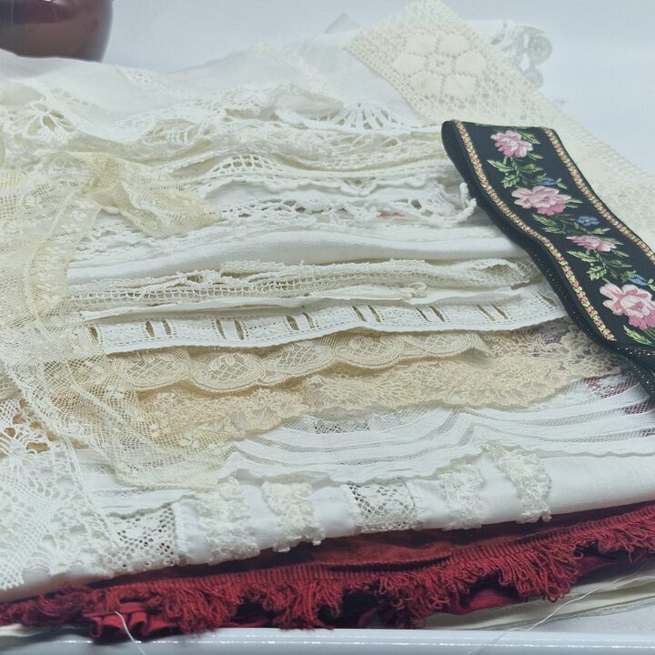 Antiek kant restjes vintage stoffenpakket, 22 stuks geborduurd katoen linnen zijden lint, slow stitching junk journal materiaal