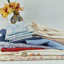 Lotto di ritagli di tessuto vintage - 10+ scampoli di cotone e fiori - Lotto di cucito e patchwork degli anni '70