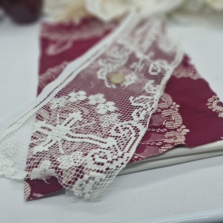 Skrawki Antycznej Koronki i Vintage Tkanin, Zestaw 22 Fragmentów Lnu i Bawełny, Slow Stitching