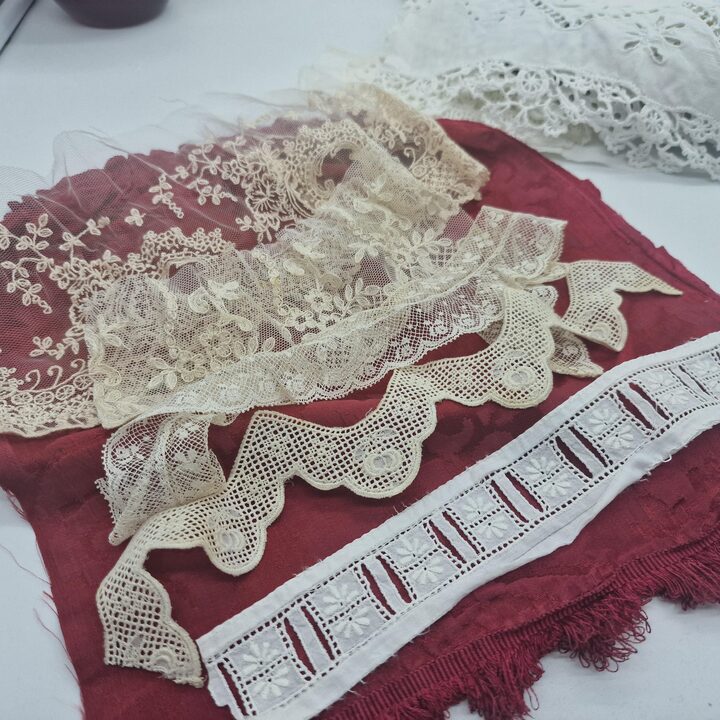 Antiek kant restjes vintage stoffenpakket, 22 stuks geborduurd katoen linnen zijden lint, slow stitching junk journal materiaal