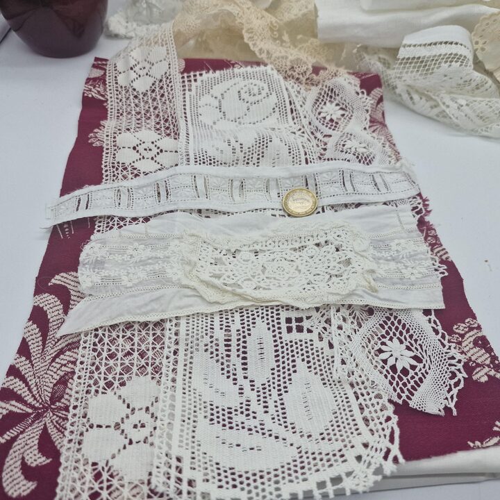 Skrawki Antycznej Koronki i Vintage Tkanin, Zestaw 22 Fragmentów Lnu i Bawełny, Slow Stitching
