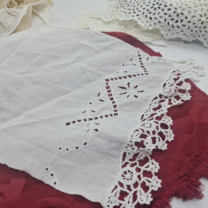 Antiek kant restjes vintage stoffenpakket, 22 stuks geborduurd katoen linnen zijden lint, slow stitching junk journal materiaal