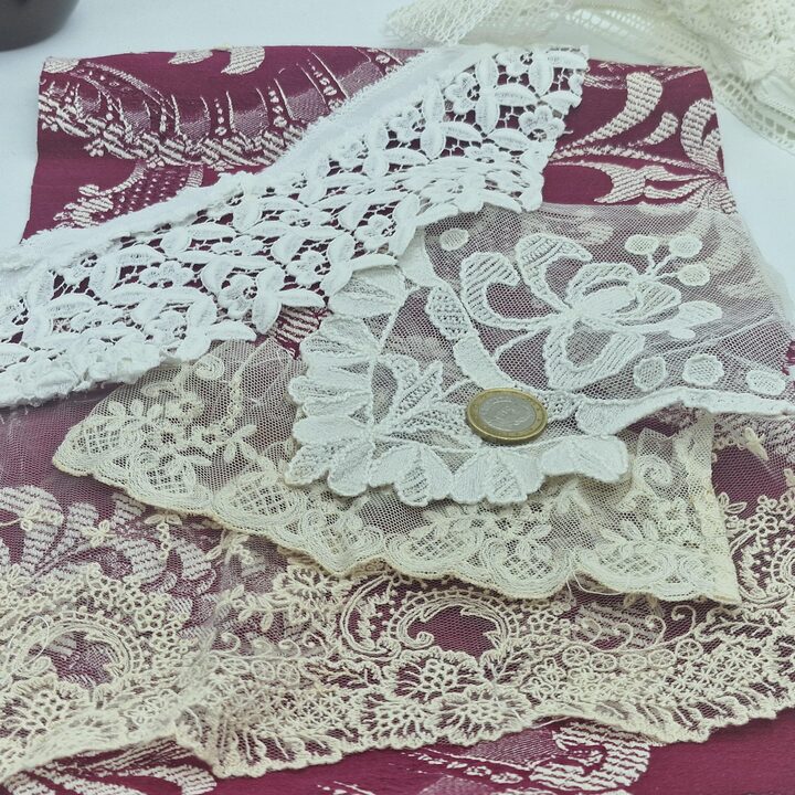 Skrawki Antycznej Koronki i Vintage Tkanin, Zestaw 22 Fragmentów Lnu i Bawełny, Slow Stitching