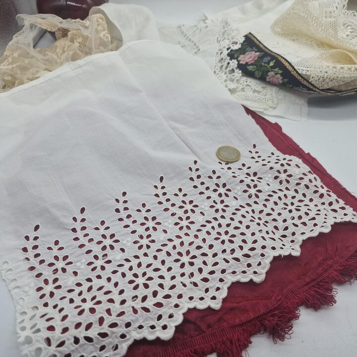 Antiek kant restjes vintage stoffenpakket, 22 stuks geborduurd katoen linnen zijden lint, slow stitching junk journal materiaal