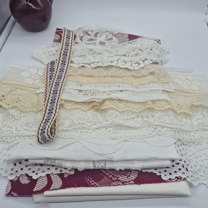 Skrawki Antycznej Koronki i Vintage Tkanin, Zestaw 22 Fragmentów Lnu i Bawełny, Slow Stitching
