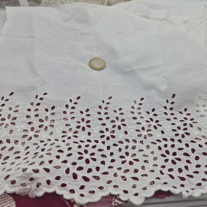 Skrawki Antycznej Koronki i Vintage Tkanin, Zestaw 22 Fragmentów Lnu i Bawełny, Slow Stitching
