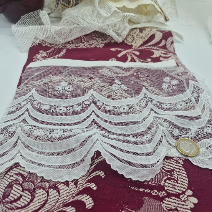 Skrawki Antycznej Koronki i Vintage Tkanin, Zestaw 22 Fragmentów Lnu i Bawełny, Slow Stitching