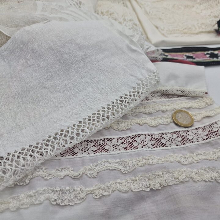 Antiek kant restjes vintage stoffenpakket, 22 stuks geborduurd katoen linnen zijden lint, slow stitching junk journal materiaal