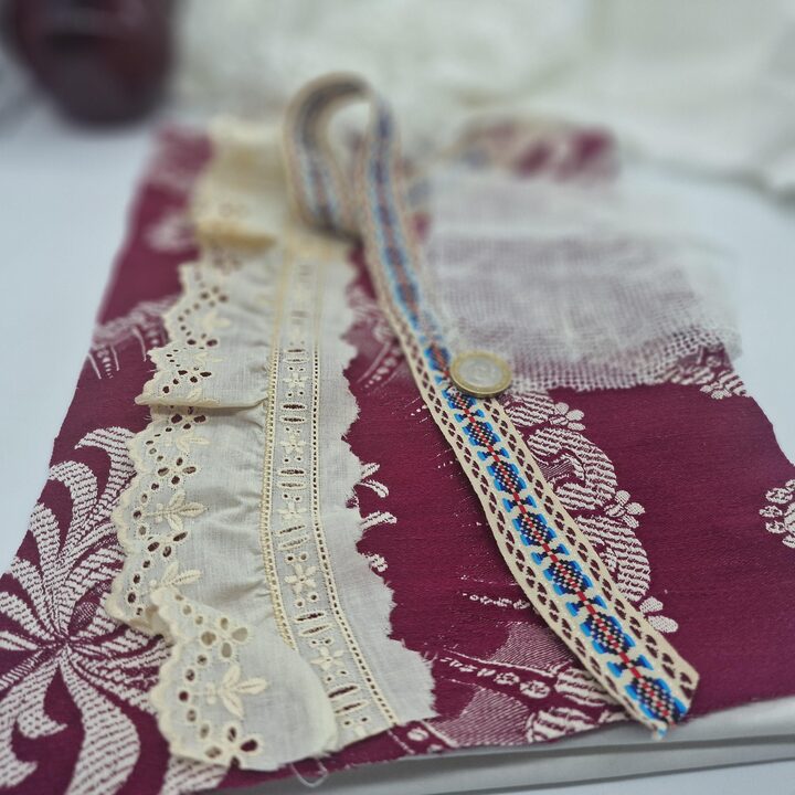 Skrawki Antycznej Koronki i Vintage Tkanin, Zestaw 22 Fragmentów Lnu i Bawełny, Slow Stitching