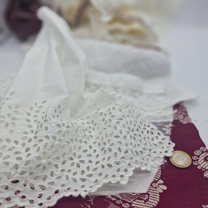 Skrawki Antycznej Koronki i Vintage Tkanin, Zestaw 22 Fragmentów Lnu i Bawełny, Slow Stitching