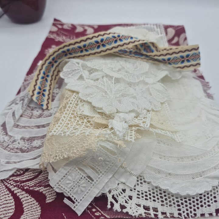 Skrawki Antycznej Koronki i Vintage Tkanin, Zestaw 22 Fragmentów Lnu i Bawełny, Slow Stitching
