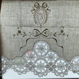 Toalla de lino antigua con monograma CN y encaje de bolillos manual, bordado de finales del siglo XIX y vainica, 170x60 cm