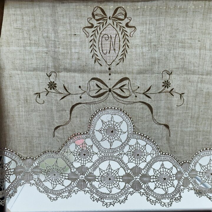 Antyczny lniany ręcznik z monogramem CN i ręczną koronką klockową, haft z końca XIX wieku i mereżka, 170x60 cm